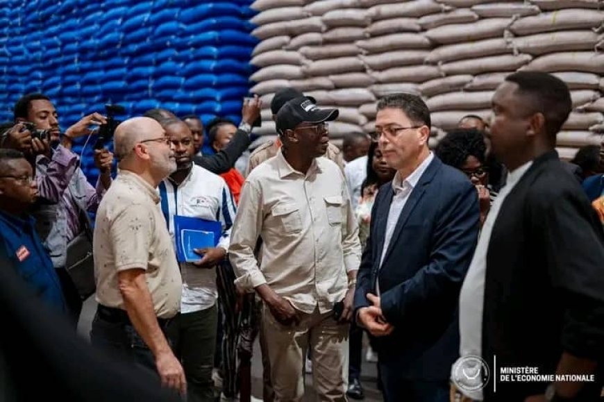 Kinshasa : le VPM  Mukoko Samba constate la baisse des prix des produits alimentaires dans les entrepôts