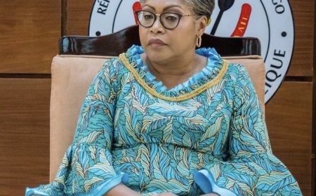 Décès du pape François : Judith Suminwa rend un vibrant hommage