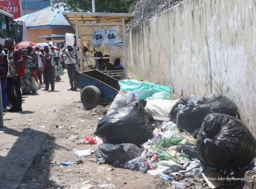 ‎Insalubrité à Kinshasa : le long de la clôture du Camp kokolo, casse la belle image du carrefour triomphal-libération