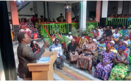 Kinshasa : Mfumu Ntoto rend hommage aux femmes et présente officiellement sa Maman