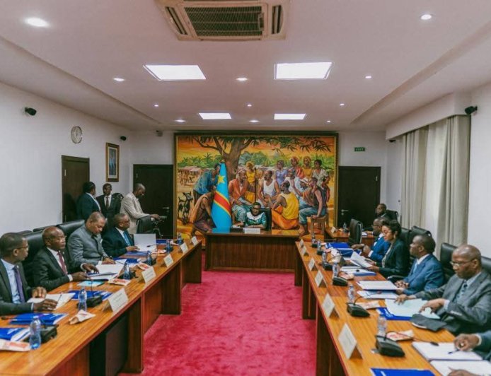 Retard des salaires en RDC : le gouvernement évoque la pression des dépenses sécuritaires et humanitaires