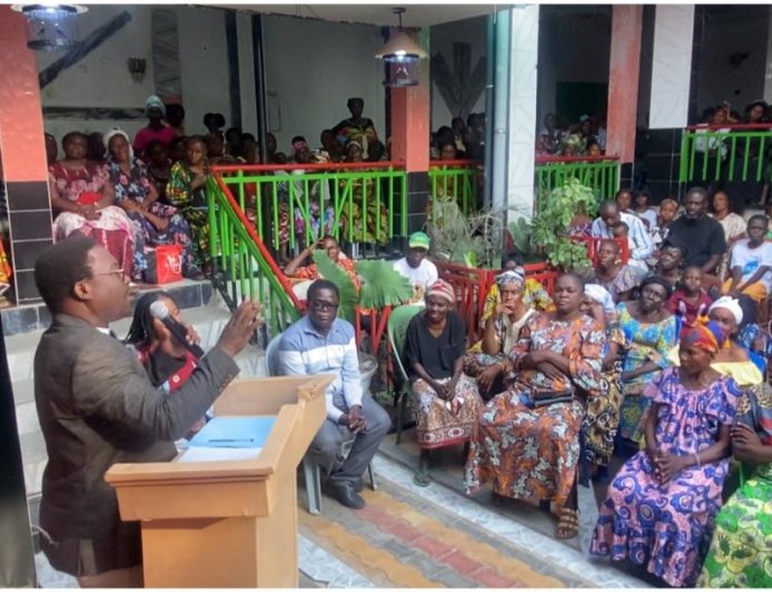 Kinshasa : Mfumu Ntoto rend hommage aux femmes et présente officiellement sa Maman