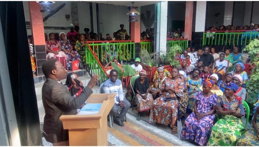 Kinshasa : Mfumu Ntoto rend hommage aux femmes et présente officiellement sa Maman