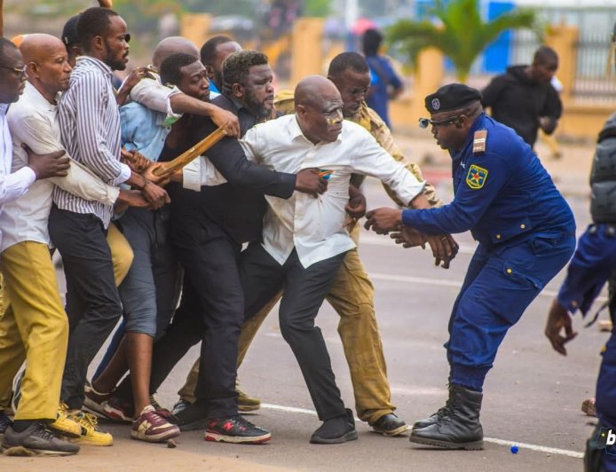 Kinshasa : blessés et dégâts matériels après une manifestation de l’opposition, le gouvernement réagit