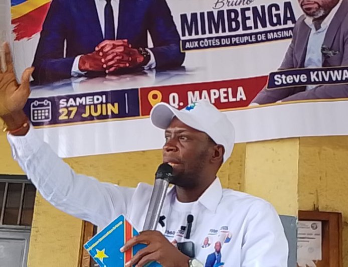 Kinshasa : l'acteur politique Bruno Mimbenga communie avec sa base à Mapela