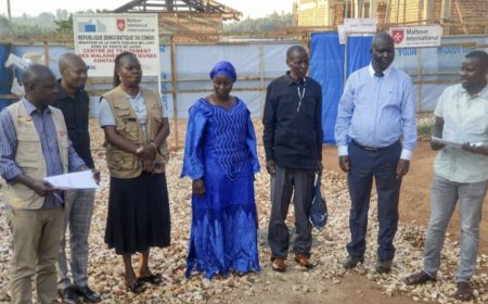 En Ituri, le triomphe de la vie 4 survivants d'Ebola quittent le centre de Logo sous les applaudissements