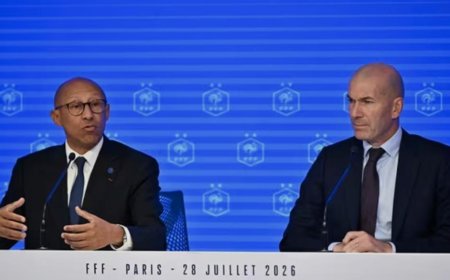 Football : Zinédine Zidane chez les Bleus, l'heure du destin