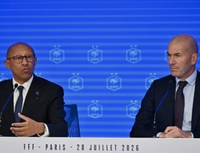 Football : Zinédine Zidane chez les Bleus, l'heure du destin