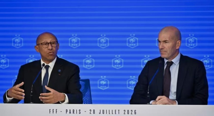 Football : Zinédine Zidane chez les Bleus, l'heure du destin